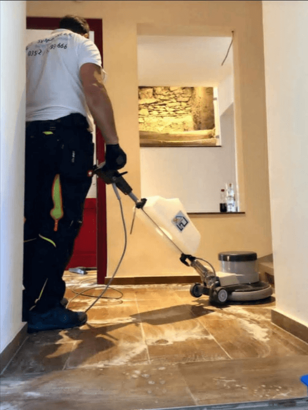 Grundreinigung eines Feinsteinzeugbelags.