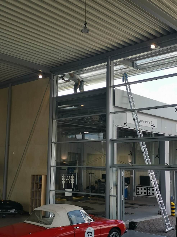 Ein Fensterputzer bei der Arbeit