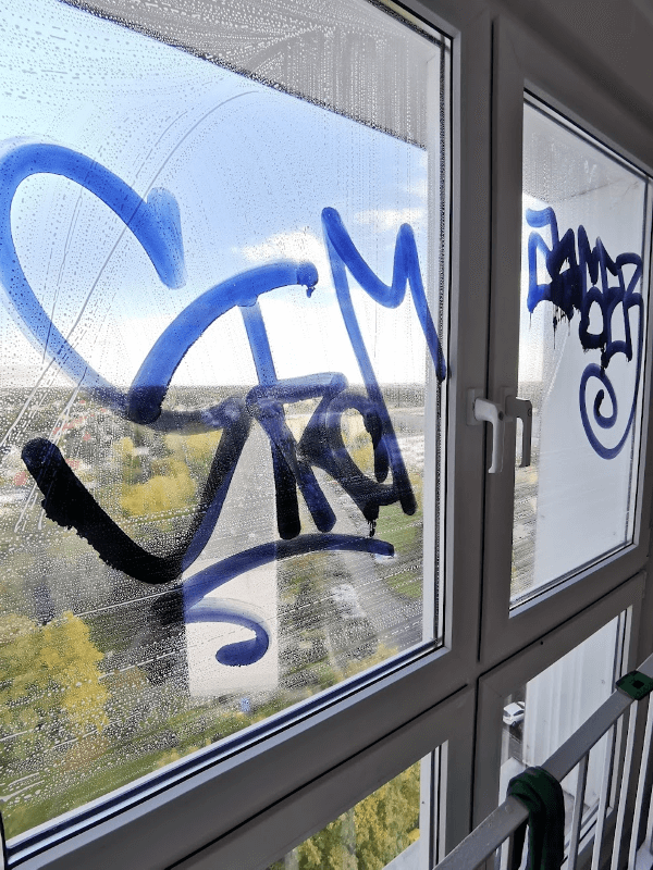 Wasserfeste Schmierereien auf Fenstern