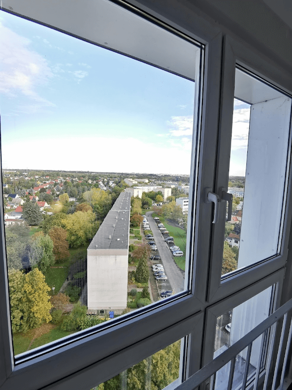 Entfernung von Schmierereien und Reinigung der Fenster