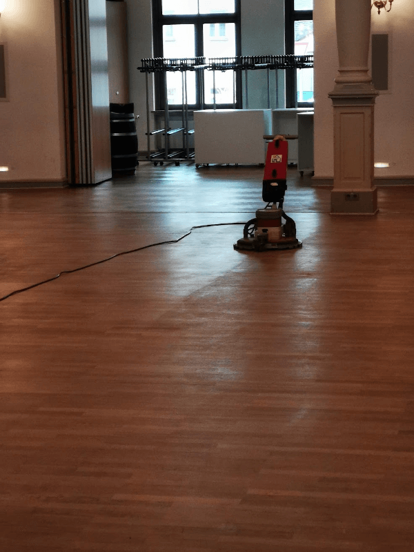 Parkettaufbereitung / Polieren nach Reinigung